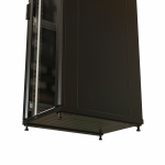WRline Шкаф напольный 19-дюймовый, 32U, 1610x600х600 мм (ВхШхГ), передняя стеклянная дверь со стальными перфорированными боковинами, задняя дверь спло WRline Шкаф напольный 19-дюймовый, 32U, 1610x600х600 мм (ВхШхГ), передняя стеклянная дверь со стальными перфорированными боковинами, задняя дверь спло